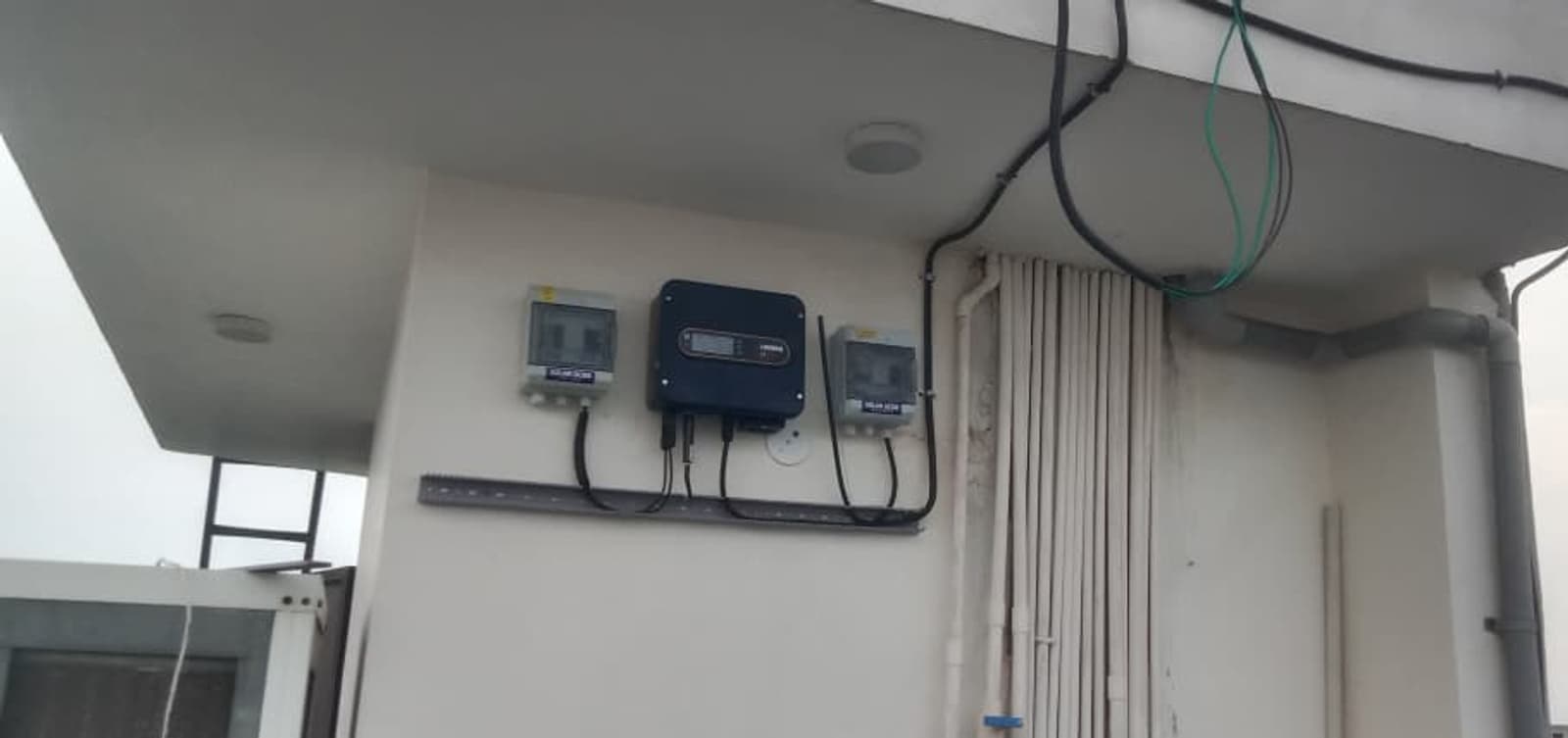 The inverter and protection equipment were installed neatly on the momty wall, with routing planned around the constrained rooftop service area.