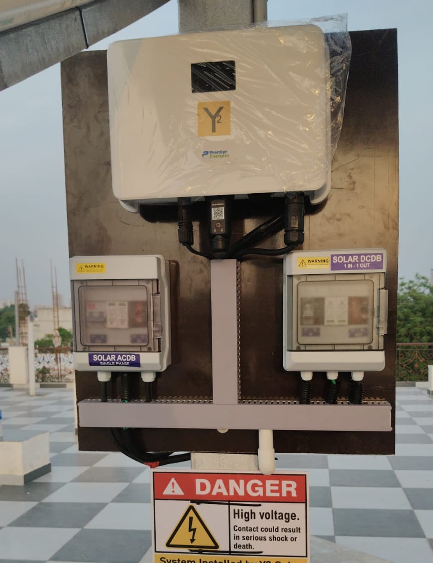 The Premier/Sungrow inverter was mounted below the structure with premium door-type ACDB/DCDB using Havells components.
